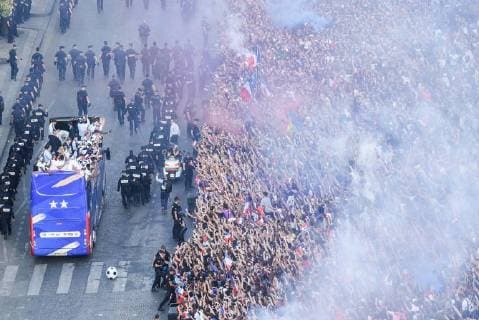 Coupe du Monde de Football. Les bleus, Champions du Monde, sur les Champs Elysées. Vues depuis le toit de l Arc de Triomphe. 2018 World Champions Team on Champs Elysees. View from Arc de Triomphe roof top 228551 2018-07-16 Paris France  Copyright: xSergexArnalx xStarfacex STAR_228551_108