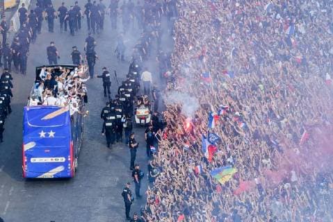 Coupe du Monde de Football. Les bleus, Champions du Monde, sur les Champs Elysées. Vues depuis le toit de l Arc de Triomphe. 2018 World Champions Team on Champs Elysees. View from Arc de Triomphe roof top 228551 2018-07-16 Paris France  Copyright: xSergexArnalx xStarfacex STAR_228551_112