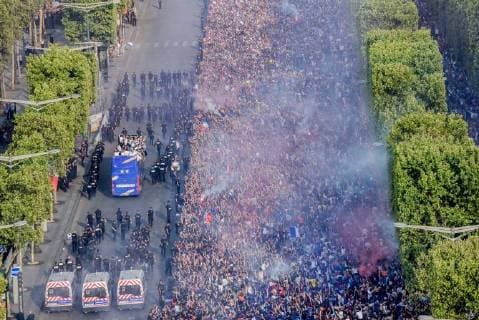 Coupe du Monde de Football. Les bleus, Champions du Monde, sur les Champs Elysées. Vues depuis le toit de l Arc de Triomphe. 2018 World Champions Team on Champs Elysees. View from Arc de Triomphe roof top 228551 2018-07-16 Paris France  Copyright: xSergexArnalx xStarfacex STAR_228551_116
