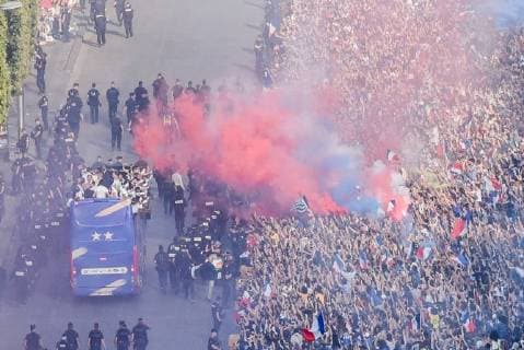 Coupe du Monde de Football. Les bleus, Champions du Monde, sur les Champs Elysées. Vues depuis le toit de l Arc de Triomphe. 2018 World Champions Team on Champs Elysees. View from Arc de Triomphe roof top 228551 2018-07-16 Paris France  Copyright: xSergexArnalx xStarfacex STAR_228551_125