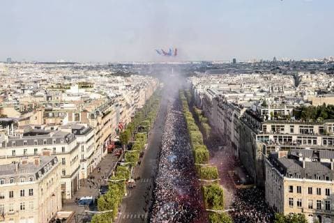 Coupe du Monde de Football. Les bleus, Champions du Monde, sur les Champs Elysées. Vues depuis le toit de l Arc de Triomphe. 2018 World Champions Team on Champs Elysees. View from Arc de Triomphe roof top 228551 2018-07-16 Paris France  Copyright: xSergexArnalx xStarfacex STAR_228551_127