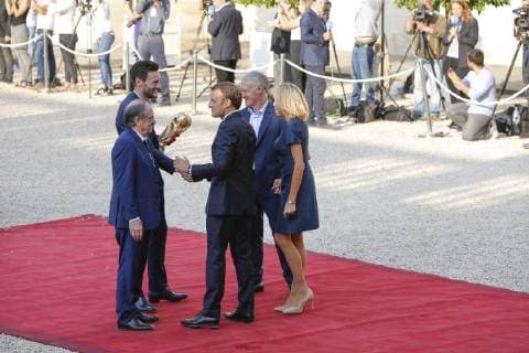 Emmanuel Macron et Hugo Lloris, Noel Le Graet, Brigitte Macron et Didier Deschamps FOOTBALL : Equipe de France de Football recu au Palais de l Elysee - Paris - 16 07 2018 StephaneAllaman Panoramic 