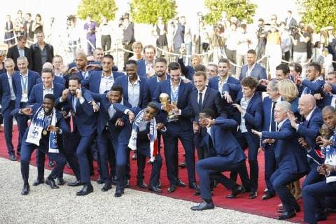 Figure de style pour la photo - Paul Pogba, Emmanuel Macron, Hugo Lloris, Noel Le Graet, Brigitte Macron, Didier Deschamps et les autres joueurs et membres du staff FOOTBALL : Equipe de France de Football recu au Palais de l Elysee - Paris - 16 07 2018 StephaneAllaman Panoramic 