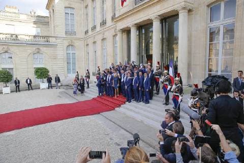Celebration des joueurs, des staffs avec Emmanuel Macron et Brigitte Macron sur le perron FOOTBALL : Equipe de France de Football recu au Palais de l Elysee - Paris - 16 07 2018 StephaneAllaman Panoramic 