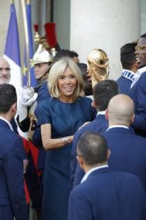 Brigitte Macron conquise par le porte de trophee FIFA World Cup avec Paul Pogba FOOTBALL : Equipe de France de Football recu au Palais de l Elysee - Paris - 16 07 2018 StephaneAllaman Panoramic 
