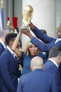 Brigitte Macron conquise par le porte de trophee FIFA World Cup avec Paul Pogba FOOTBALL : Equipe de France de Football recu au Palais de l Elysee - Paris - 16 07 2018 StephaneAllaman Panoramic 