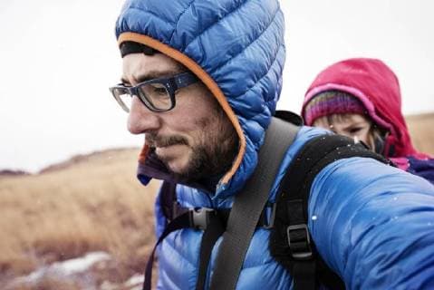 IMAGO Creative: Klimawandel - Nachhaltiges Reisen Father hiking in across the path Schiena dell Asino with baby daughter in backpack carrier, Mt Etna, Sicily, Italy, Etna Sicily Italy SANI000792 model released Symbolfoto Copyright: DanielxSantacatalina SANI000792