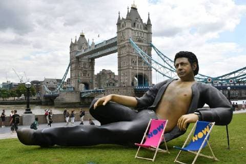Entertainment Themen der Woche KW29 Entertainment Bilder des Tages . 18 07 2018. London, United Kingdom. Jeff Goldblum statue. Streaming service NOW TV unveil Jurassic-sized statue of Jeff Goldblum s semi naked torso to celebrate 25 years since Jurassic Park first premiered in the UK, at Potters Fields, London.  xNilsxJorgensenx xi-Imagesx IIM-18252-0006