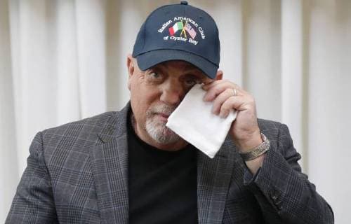Entertainment Themen der Woche KW29 Entertainment Bilder des Tages Billy Joel reacts at a press conference when The Madison Square Garden Company celebrates Billy Joel s unprecedented achievement of 100 lifetime performances at Madison Square Garden in New York City on July 18, 2018. As part of the press conference MSG made an announcement about a permanent display that will serve as a tribute to Joel s legacy. Joel s 100th lifetime performance comes 40 years after his first MSG performance, on December 14, 1978, and just four and a half years after he began his legendary residency. Joel currently holds both of MSG s performance-related records for most consecutive performances by any artist currently at 53 shows and for most lifetime performances by any artist currently at 99 shows  NYP20180718170 JOHNxANGELILLO