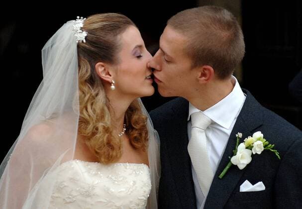 20060929 - GILSDORF, LUXEMBOURG : Prince Louis of Luxembourg kisses Melle Tessy Antony as they get out of the church, as a married couple, Friday 29 September 2006, in Gilsdorf s church, Luxembourg. Prince Louis and Melle Tessy Antony already have a litle child called Gabriel Michael Louis Ronny. NICOLASxBOUVY  x5177602x