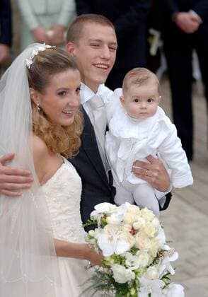 20060929 - GILSDORF, LUXEMBOURG : Prince Louis of Luxembourg carrying his son Gabriel, and Melle Tessy Antony leave the church, as a married couple, Friday 29 September 2006, in Gilsdorf s church, Luxembourg. Prince Louis and Melle Tessy Antony already have a litle child called Gabriel Michael Louis Ronny. NICOLASxBOUVY  x5177613x