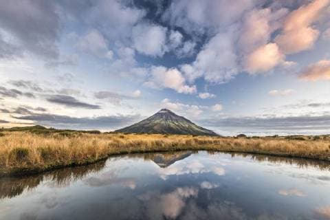  Stratovulkan Mount Taranaki oder Mount Egmont spiegelt sich in Pouakai Tarn, Mount Egmont Nationalpark, Taranaki, Nordinsel, Neuseeland, Ozeanien *** Stratovolcano Mount Taranaki or Mount Egmont reflected in Pouakai Tarn Mount Egmont National Park Taranaki North Island New Zealand Oceania Copyright: imageBROKER/RobertxHaasmann ibxroh04718760.jpg