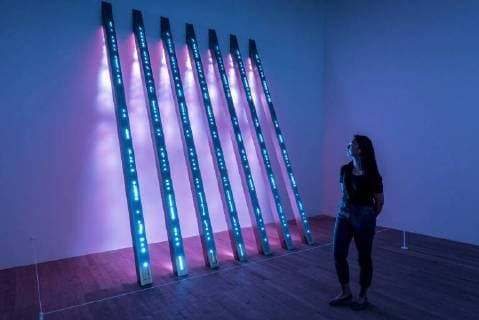 Entertainment Themen der Woche KW29 Entertainment Bilder des Tages July 20, 2018 - London, UK - LONDON, UK. A staff member views BLUE PURPLE TILT , 2007, by Jenny Holzer at the preview of ARTIST ROOMS: Jenny Holzer at Tate Modern. The annual free display includes text-based installations and paintings by the American artist Jenny Holzer and runs 23 July to summer 2019. London UK  - ZUMAl94_ 20180720_zaf_l94_009 Copyright: xStephenxChungx