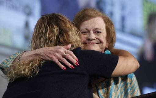 July 20, 2018 - San Diego, CA, USA - SAN DIEGO, July 20, 2018 Joye Murchison Kelly, 94, right, ghost writer of Wonder Woman , is hugged by Bill Finger s granddaughter Athena Finger after Kelly received the Bill Finger Award for Excellence in Comic Book Writing during the Will Eisner Comic Industry Awards ceremony at the Hilton Bayfront in San Diego on Friday. Hayne Palmour IV San Diego Union-Tribune Mandatory Credit: HAYNE PALMOUR IV SAN DIEGO UNION-TRIBUNE ZUMA PRESS San Diego Union-Tribune Hayne Palmour IV copyright 2018 San Diego USA - ZUMAs44_ 20180720_zaf_s44_072 Copyright: xHaynexPalmourxIvx