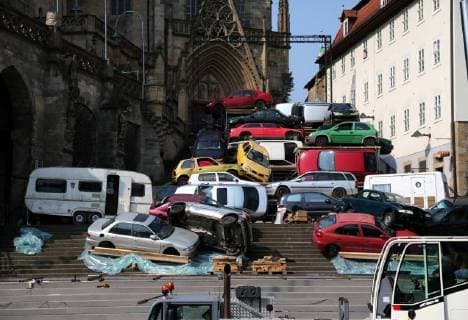 Entertainment Bilder des Tages Erfurt - Aufbau Domstufenfestspiele 23.07.18 , Erfurt, Pressetermin zum Aufbau der Domstufenfestspiele, 2018 wird die Oper Carmen von George Bizet im Bild: Blick auf die Schrott-Autos und die Wohnwagen auf den Domstufen *** Erfurt Building Domstufenfestspiele 23 07 18 Erfurt Press appointment to build the Domstufenfestspiele 2018 will see the opera Carmen by George Bizet in the picture looking at the scrap cars and the caravans on the cathedral steps