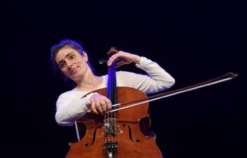 Jazzkonzert des Trios Anna Lang, Alois Eberl und Luis Ribeiro mit dem Titel Sinfonia de Carnaval , im Stadttheater Gmunden im Rahmen der Salzkammergut Festwochen Gmunden 2018. Dieses Bild zeigt die Cellistin Anna Lang 2018 - Jazzkonzert des Trios Anna Lang, Alois Eberl und Luis Ribeiro mit dem Titel Sinfonia de Carnaval , im Stadttheater Gmunden im Rahmen der Salzkammergut Festwochen Gmunden 2018 *** Jazz Concert of the Trio Anna Lang Alois Eberl and Luis Ribeiro with the title Sinfonia de Carnaval in the Stadttheater Gmunden as part of the Salzkammergut Festival Gmunden 2018 This picture shows the cellist Anna Lang 2018 Jazz concert of the trio Anna Lang Alois Eberl and Luis Ribeiro with the title Sinfonia de Carnaval at the Stadttheater Gmunden as part of the Salzkammergut Festwochen Gmunden 2018