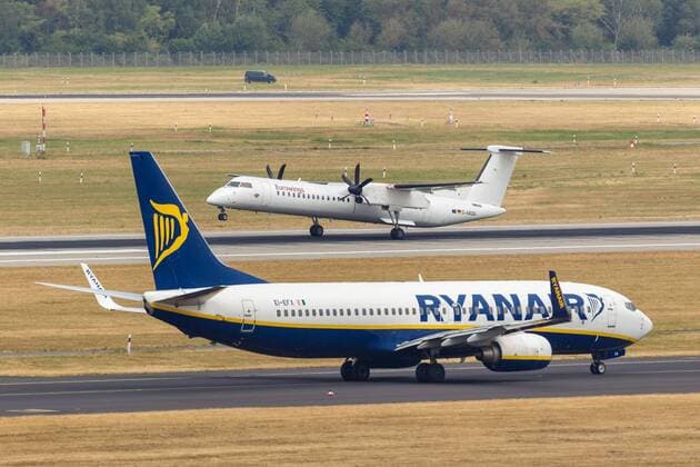 Duesseldorf Theme picture airplane 23 07 2018 A Boeing 737 8AS of the airline Ryanair rolls to the runway while in the background a bombardier Dash 8 Q400 of the airline Eurowings starts with the theme image airplane 23 07 2018 Copyright: xEIBNER MarioxHommesx EP_MHS