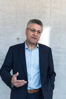Deutschland, Berlin - 24.07.2018 Der Pr??sident des RKI Prof. Dr. Lothar H. Wieler spricht vor einem Presserundgangs durch das neue S4 Hochsicherheitslabor im 2015 eingeweihten B??ro- und Laborgeb??ude des RKI. In dem neuen Labor mit der h??chsten Schutzstufe k??nnen lebensbedrohliche Erreger die das Ebola- oder Niphaviren sicher diagnostiziert und erforscht werden. +++++ Sperrfrist: 25.072018 9:00 +++++ Germany, Berlin - 24.07.2018 The President of the RKI Prof. Dr. Lothar H. Wieler speaks prior a press tour in the new S4 high-security laboratory in the RKI office and laboratory building, which was inaugurated in 2015. In the new laboratory with the highest protection level, life-threatening pathogen like the Ebola and Nipha virus can be safely diagnosed and researched. +++++ holdback periodSuspension period: 25.072018 9:00 +++++