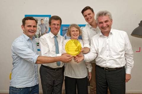 Press breakfast on the founders award 2017 at the startup IOX LAB Here group picture from left to right Robert Jänisch Founder and CEO of the startup and founders prize winner 2017 IOX LAB of the NRW Bank Chairman Eckhard Forst Prof Dr Christine Volkmann U