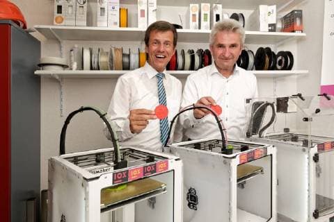 Press breakfast on the Founder Award 2017 at the startup IOX LAB Picture of NRW Bank Chairman Eckhard Forst left and NRW Economics and Digital Minister Prof Dr Andreas Pinkwart standing behind 3D printers and each holding a three-dimensional printed Founder