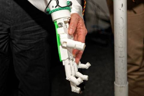 Prof. Christine Volkmann UNESCO Chairwoman of the Entrepreneurship of the University of Wuppertal and Jury Chair of the Gründerpreis NRW She has taken the artificial hand of the robot Volkmann visited together with the NRW Bank Chairman Eckhard Forst and the NRW Economic and Digital Minister Prof Dr A