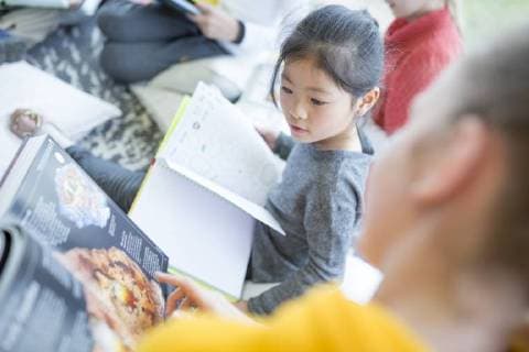 IMAGO Creative: Gesellschaft, Integration Pupils reading together in school model released Symbolfoto property released  WESTF24085