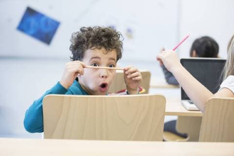IMAGO Creative: Gesellschaft, Schule, Schulanfang IMAGO Creative: NGO, Ausbildung für Kinder Schoolboy in class staring at pencil model released Symbolfoto property released  WESTF24226