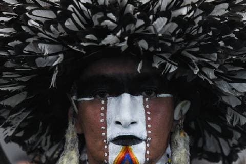 News Bilder des Tages July 25, 2018 - Edmonton, Canada - A member of the First Nations wears a during the third annual traditional Pow Wow competition, at the K-Days Festival in Edmonton. .Over 700 First Nations dancers from dozens of different tribes will be featured at K-Days in Edmonton over three days this week..On Tuesday, July 24, 2018, in Edmonton, Alberta, Canada. Edmonton Canada  - ZUMAn230 20180725_zaa_n230_015 Copyright: xArturxWidakx