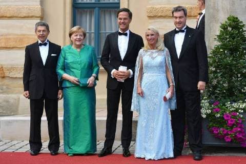 Entertainment Bilder des Tages v.re:Markus SOEDER (Ministerpraesident Bayern) ,Karin BAUMUELLER SOEDER,Mark Rutte (Ministerpraesident Niederlande).JBundeskanzlerin Dr. Angela MERKEL (CDU) , oachim SAUER bei ihrer Ankunft. Eroeffnung der Bayreuther Richard Wagner Festspiele 2018. Roter Teppich am 25.07.2018. Gruener Huegel, Festspielhaus.Bayreuth. *** Markus SOEDER Minister President of Bavaria Karin BAUMUELLER SOEDER Mark Rutte Minister President Netherlands Chancellor Angela Merkel CDU oachim SAUER on her arrival Opening of the Bayreuth Richard Wagner Festival 2018 Red carpet on 25 07 2018 Gruener Huegel Festspielhaus Bayreuth
