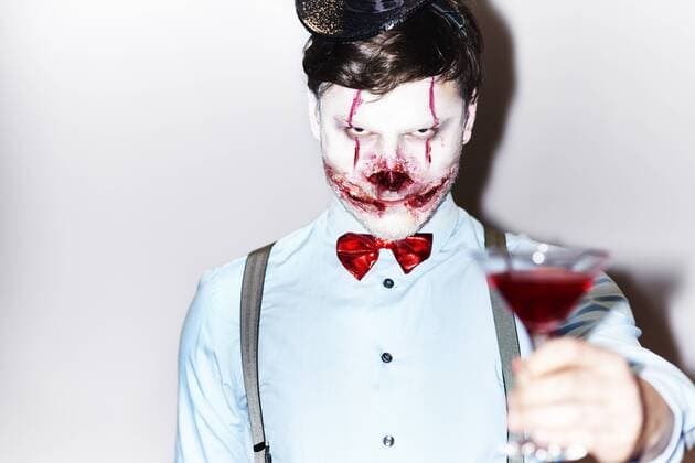 IMAGO Creative: Herbst, Happy Halloween Man in Halloween costume toasting with cocktail model released Symbolfoto property released  ABIF00500