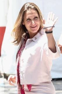 July 25, 2018 - EUM20180725NAC14.JPG .CIUDAD DE MEXICO, PoliticsPolitica-AMLO.- Chrystia Freeland, ministra de relaciones exteriores de Canada, llega a la reunion con Andres Manuel Lopez Obrador, virtual presidente electo, y su equipo de trabajo, acompanada de Marcelo Ebrard, propuesto como secretario de Relaciones Exteriores, a la casa de transicion en la colonia Roma de la Ciudad de Mexico. 25 julio 2018. Foto: Agencia EL UNIVERSALAriel OjedaAFBV  - ZUMAu78_ 20180725_zaf_u78_012 Copyright: xElxUniversalx
