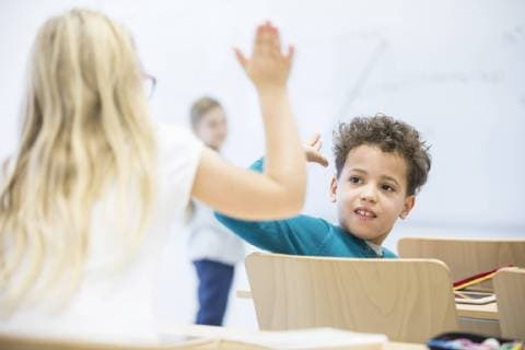 IMAGO Creative: Gesellschaft, Integration Pupils high fiving in class model released Symbolfoto property released  WESTF24120