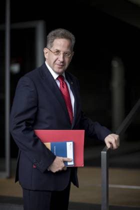 Hans-Georg Maassen DEU, Deutschland, Germany, Berlin, 24.07.2018 Hans-Georg Maassen, Praesident Bundesamt fuer Verfassungsschutz BfV, Portrait vor der Bundespressekonferenz zum Thema Vorstellung vom Verfassungsschutzbericht 2018 in Berlin. Portrait Hans-Georg Maassen, president of the domestic intelligence service of the Federal Republic of Germany Verfassungsschutz, on July 24, 2018 in Berlin.