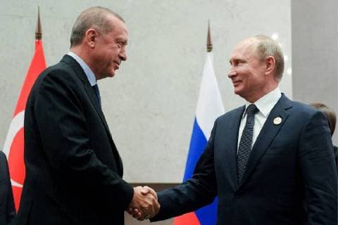 News Themen der Woche KW30 News-Bilder des Tages JOHANNESBURG, SOUTH AFRICA â€“ JULY 26, 2018: The President of Turkey, Recep Erdogan (L), and the President of Russia, Vladimir Putin, shake hands during a meeting at the 10th BRICS Leaders Summit. Vladimir Astapkovich RIA Novosti TASS  TS08AD0B