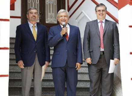 July 26, 2018 - EUM20180726POL17.JPG.CIUDAD DE MEXICO.- Transition Transicion-Juan Ramon de la Fuente.- En conferencia de prensa afuera de su casa de transicion, Andres Manuel Lopez Obrador (centro), virtual presidente electo, invita a Juan Ramon de la Fuente (izq.), ex rector de la UNAM, para ser embajador de Mexico en la Organizacion de las Naciones Unidas (ONU), este 26 de julio de 2018. Los acompana Marcelo Ebrard, propuesto como canciller. Foto: Agencia EL UNIVERSAL Agustin Salinas RCC.  - ZUMAu78_ 20180726_zaf_u78_058 Copyright: xAgustinxSalinasx