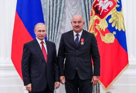 News Themen der Woche KW30 Entertainment-Bilder des Tages MOSCOW, RUSSIA â€“ JULY 28, 2018: Russia s President Vladimir Putin (L) awards head coach Stanislav Cherchesov an Order of Alexander Nevsky at a ceremony to present state decorations certificates of merit to Russian men s national football team players and coaches following the 2018 FIFA World Cup at the Moscow Kremlin. Mikhail Klimentyev Russian Presidential Press and Information Office TASS  TS08B13C