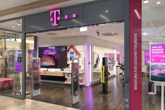 Telekom Shop,Schild,Logo bei Nacht,leuchtet, Telekommunikationsunternehmen,T-COM,T-PUNKT,Laden,Filiale,Schaufenster *** Telecom shop sign logo lights up at night Telecommunications company T COM T POINT Store store window shop