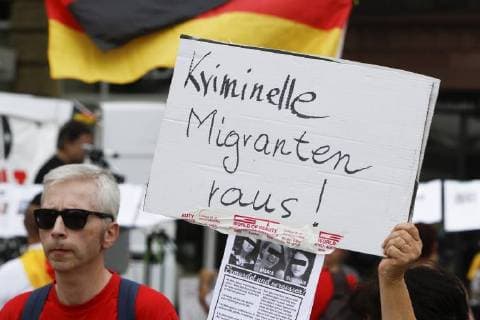 News Themen der Woche KW30 News-Bilder des Tages Germany: Right-wing protest held in Wiesbaden A right wing protester holds up a sign that reads Criminal migrants out! . Right-wing protesters of the Hand in Hand - Gegen die Gewalt auf unseren Strasen (Hand in Hand - against violence on our streets) movement held an anti-government rally in Wiesbaden. This protest was held under the pretext of a vigil for the teenager Susanna F, who was allegedly killed by a refugee in Wiesbaden. The rally was addressed by several anti-government speakers, who called for the government to resign. MANDATORY CREDIT: Michael Debets Wiesbaden Hesse Germany  MichaelxDebets