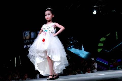 July 30, 2018 - Zhengzh, Zhengzh, China - Zhengzhou, CHINA-The kid model contest is held in Zhengzhou, central China s Henan Province. Zhengzh China  - ZUMAs145 20180730_zaa_s145_170 Copyright: xYuanxXiaoqiangx