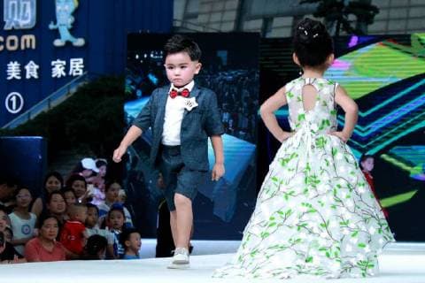 July 30, 2018 - Zhengzh, Zhengzh, China - Zhengzhou, CHINA-The kid model contest is held in Zhengzhou, central China s Henan Province. Zhengzh China  - ZUMAs145 20180730_zaa_s145_174 Copyright: xYuanxXiaoqiangx