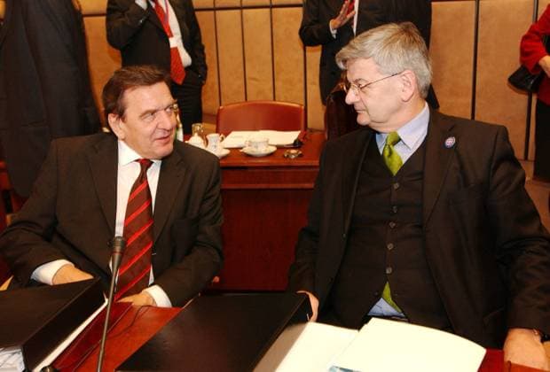 BRU143 - - BRUSSELS, BELGIUM : German Prime Minister Gerhard Schroder (L) chats with his Foreign Minister Joschka Fischer (R), on 25 October 2002, the second day of the European Summit of Heads of State and Government, due to prepare the financing of the enlargement.  x1078438x