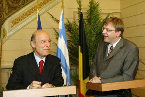 BRU48 - - BRUSSELS, BELGIUM : Belgian Prime Minister Guy Verhofstadt (R) share a laught with Greek counterpart Kostas Simitis (L) during a news conference in Brussels, Thursday 12 June 2003. YVESxBOUCAU  x1300057x