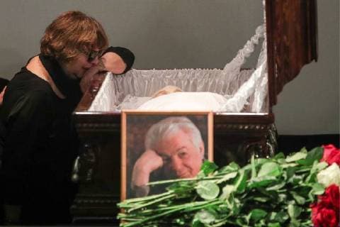 News Themen der Woche News Bilder des Tages MOSCOW, RUSSIA - JULY 30, 2018: Widow Svetlana Kolesnichenko of Soviet and Russian writer Vladimir Voinovich pays her last respects for her deceased husband during a farewell ceremony at the Central House of Writers in central Moscow. Sergei Bobylev TASS  TS08B42A