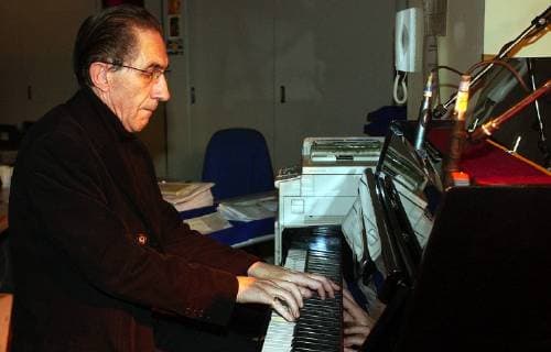 BRU43 - - BRUSSELS, BELGIUM: Willy Claes gives a piano concert during the presentation of the book A quand l Europe sociale? - Wanneer een sociaal Europa? of former FGTB-ABVV trade union secretary-general Georges Debunne, Monday 22 December 2003 in Brussels. JACQUESxCOLLET  x1480141x