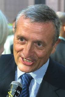 BRU95 - - BRUSSELS, BELGIUM: EU representative in Skopje French Francois Leotard talks with the press after his press conference, Tuesday 26 June 2001, at the EU headquarters in Brussels. ETIENNExANSOTTE  x662287x