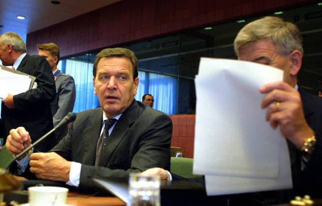 BRU99 - - BRUSSELS, BELGIUM: German Chancellor Gerhard Schroeder (L) and his foreign minister Joschka Fischer (R) attend the Extraordinary Informal European Council, Friday 21 September 2001 in Brussels. The Heads of State and Government abd Foreign Ministers of the European Union will discuss the international situation after last weeks terrorist attacks on the US. GERARDxCERLES  x722447x
