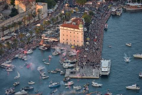 Entertainment Themen der Woche Entertainment Bilder des Tages PXL_Split Farewells Oliver Dragojevic 31.07.2018., Split, Croatia - Legendary Croatian singer and songwriter Oliver Dragojevic, who passed away on Sunday aged 70, was farewelled in the city of Split on the Dalmatian coast. The Croatian government declared for the first time in the nation s history that Tuesday would be a National Day of Condolence and today flags all around the country flew at half-mast. Just before 7 pm, Oliver s casket left Sv. Frane Church and made its way along the Split Riva. A large crowd gathered as a number of Oliver s famous hits were sung as he was carried down the Riva by close friends, including 2CELLOS Stjepan Hauser. He was then taken on to a catamaran and taken to Vela Luka on the island of Korcula where he was born with his song Vela Luka sang as the ferry departed with a host of other boats which came out  DinoxStanin PIXSELL
