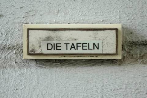 Klingelschild der Karlsruher Tafel Klingelschild der Karlsruher Tafel, 21.07.2018, Karlsruhe, Nördliche Uferstrasse, Baden-Württemberg, Am Eingang der Karlsruher Tafel ist eine Klingel. *** Doorbell sign of the Karlsruher Tafel Doorbell sign of the Karlsruher Tafel 21 07 2018 Karlsruhe Nördliche Uferstrasse Baden Württemberg At the entrance of the Karlsruher Tafel is a bell