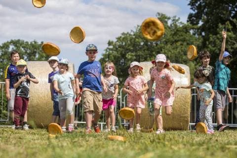 Entertainment Themen der Woche Entertainment Bilder des Tages August 1, 2018 - York, Yorkshire, UK - The annual Yorkshire Pudding tossing competition is underway this afternoon at York Maze near York to celebrate Yorkshire Day. York UK  - ZUMAl94_ 20180801_zaf_l94_031 Copyright: xAndrewxMccarenx