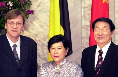 BRU53--BRUSSELS, BELGIUM : The Chinese Prime minister Zhu RONGJI (R), together with his wife, met his Belgian colleague Guy VERHOFSTADT (L) this afternoon at Val Duchesse Hertoginnendal, here in Brussels during his 3-days visit to Belgium. : Geert VANDEN WIJNGAERT GEERTxVANDENxWIJNGAERT  x491119x